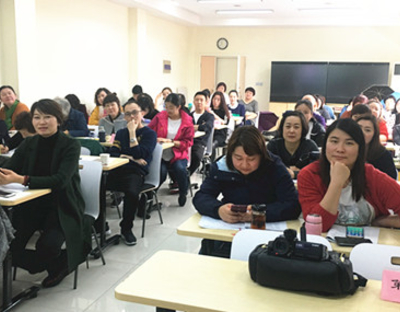 祝庆东老师为新疆乌鲁木齐市幼儿园园长培训班讲《幼儿园教师如何做科研》