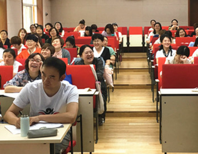 祝庆东老师为乌鲁木齐市幼儿园园长高研班70名园长讲《幼儿园如何做科研——上海市N项优秀获奖课题例析》