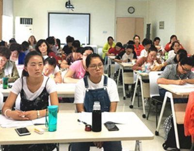 祝庆东老师为乌鲁木齐市幼儿园骨干教师讲《幼儿园教师如何做科研——上海市N项优秀获奖课题评析》